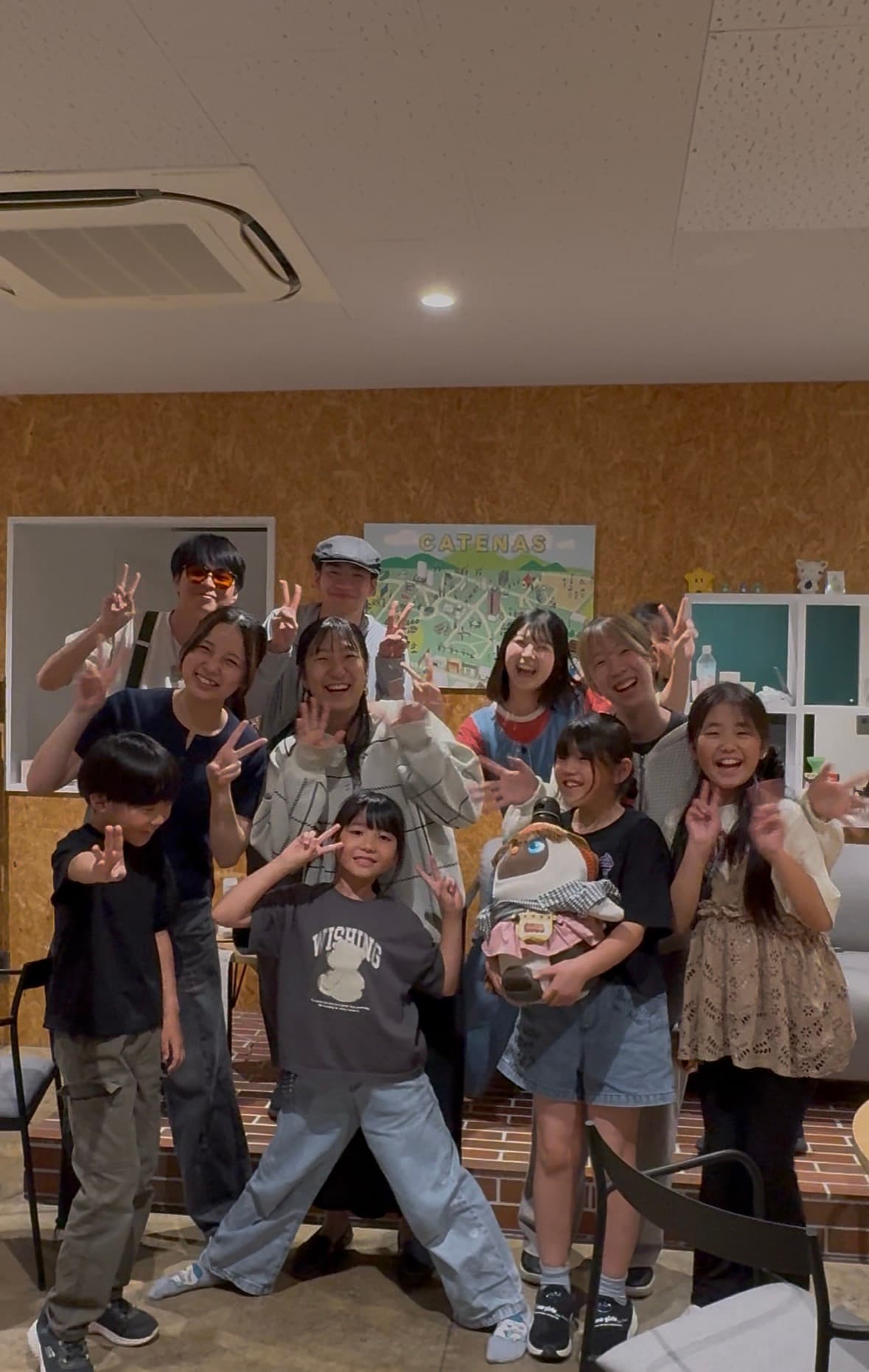 みんなで記念撮影する様子
