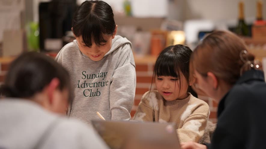 みんなで一緒に学ぶ様子
