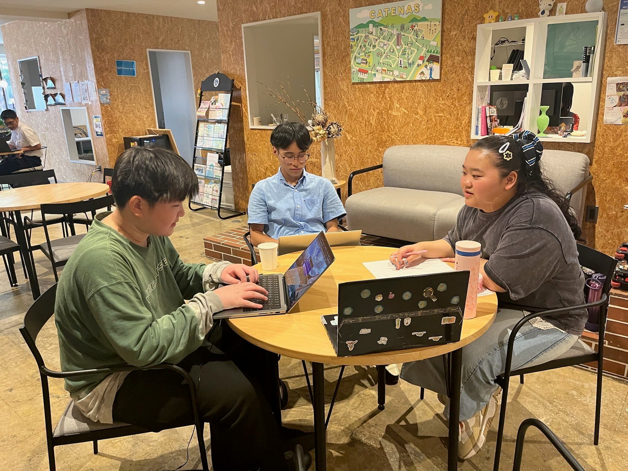 GITYで企画やパソコンに取り組む昼の様子
