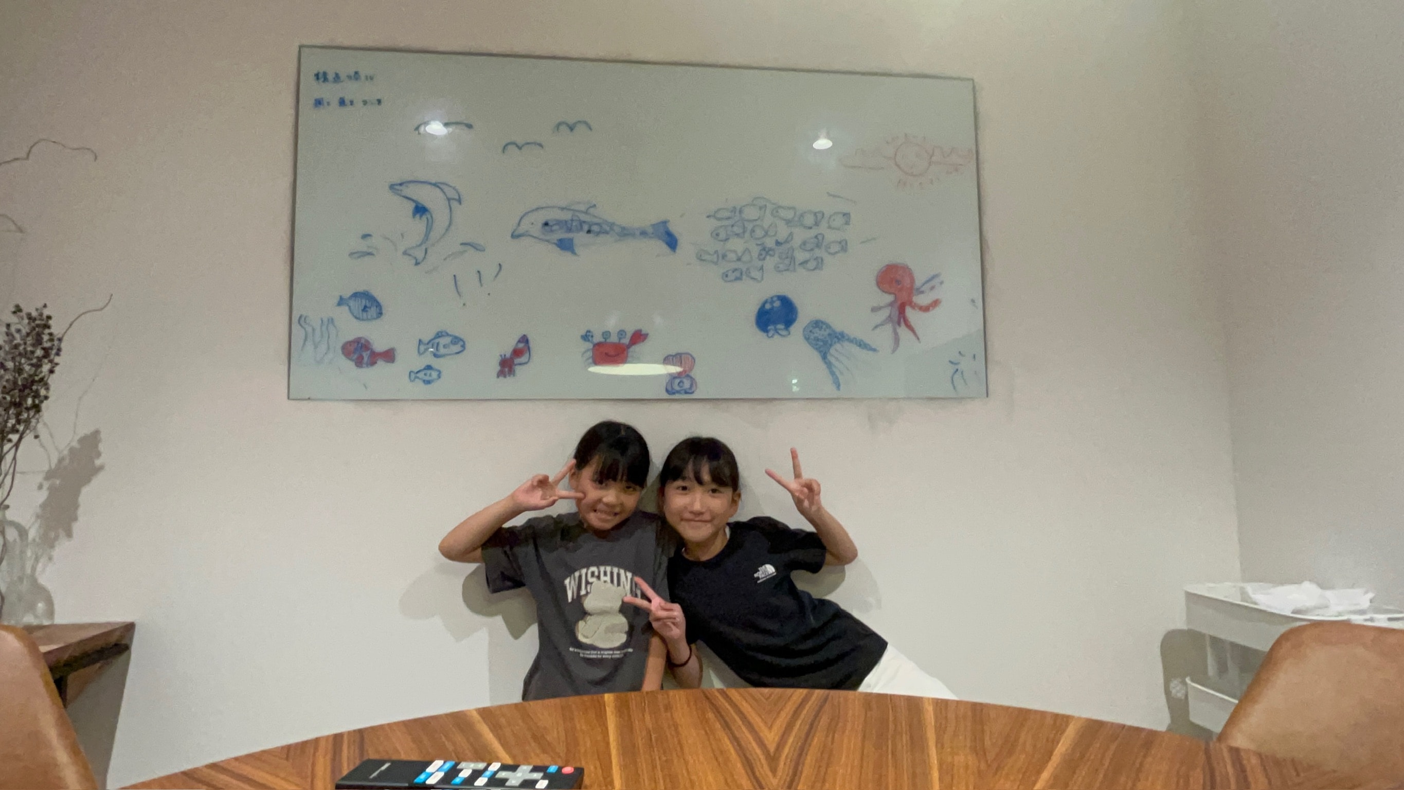 自分たちの作品を見せる子どもたち