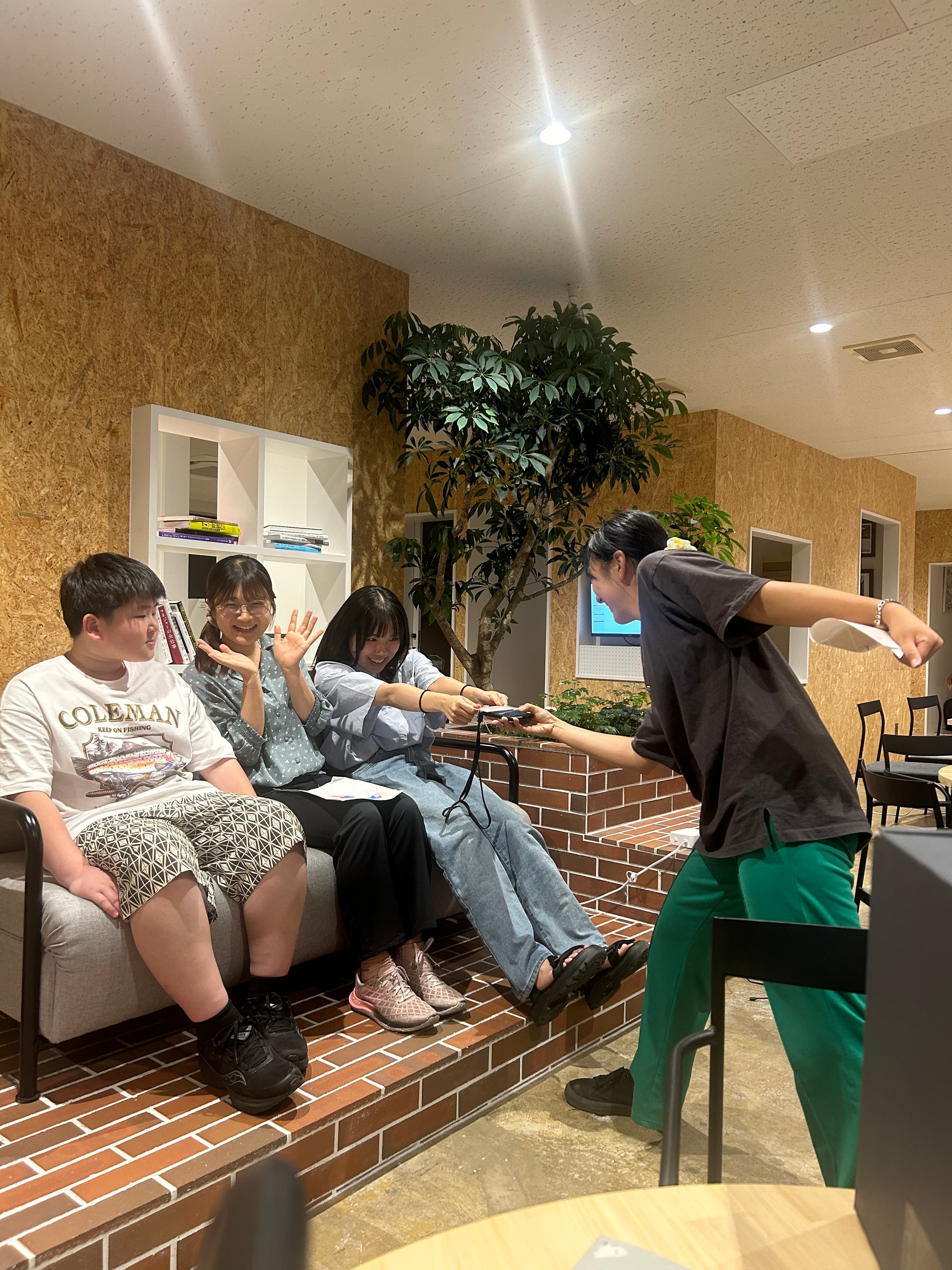 ソファで和やかに交流する生徒と講師