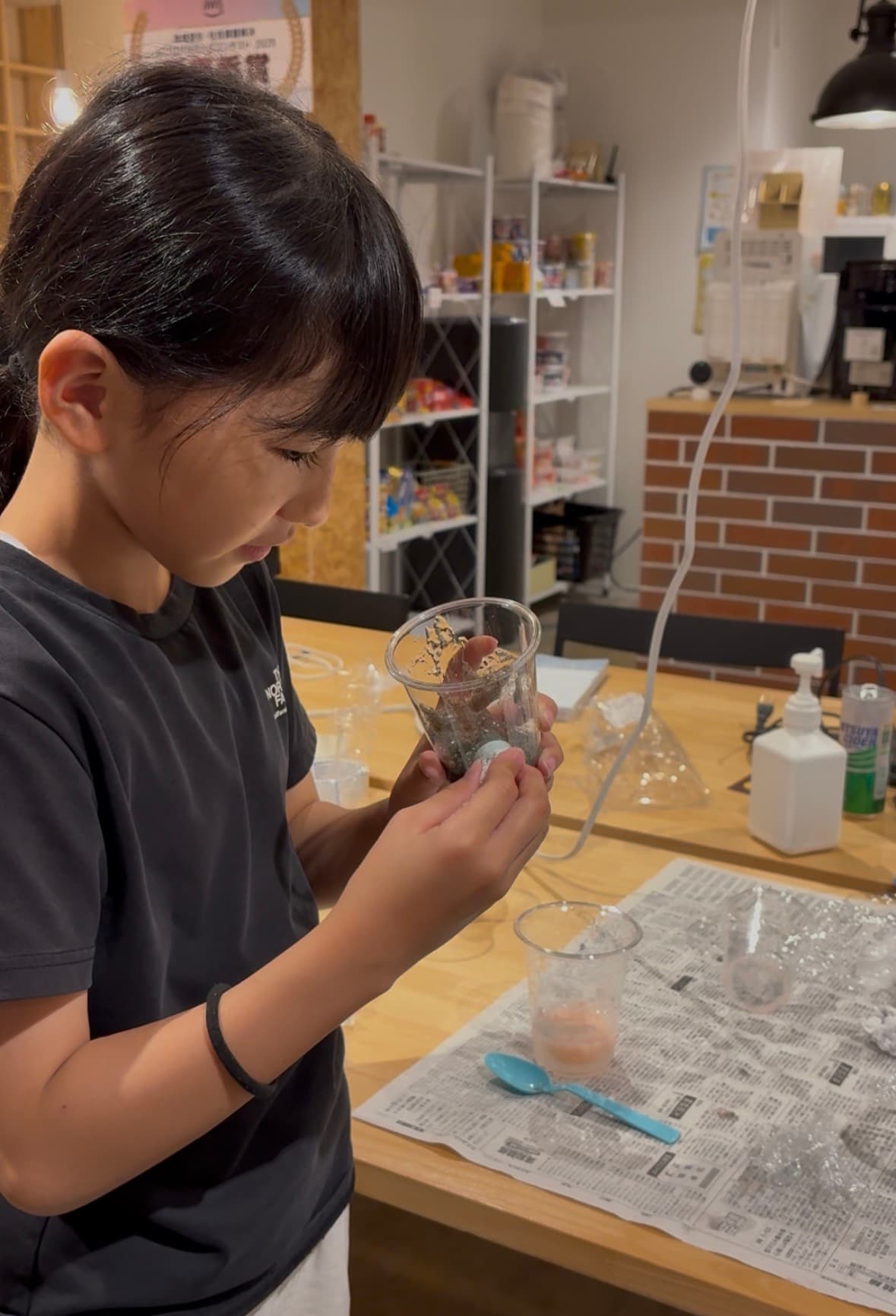 砂鉄を使った実験の様子