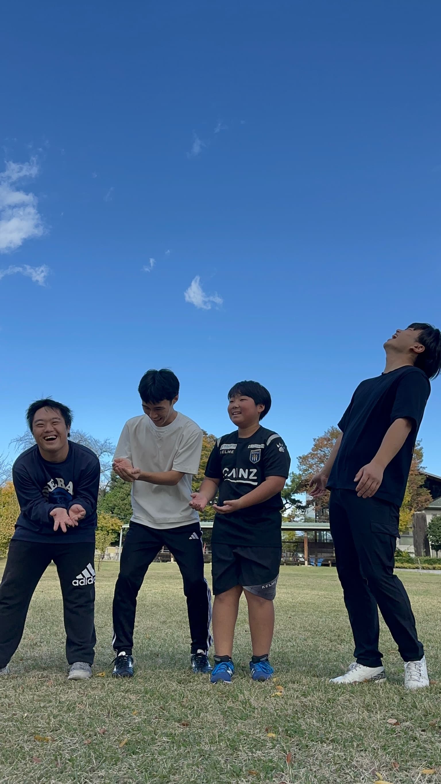 公園で体を動かす様子